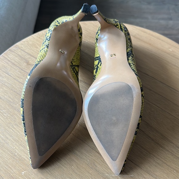 Riley Snake Pump
Kenneth Cole size 8.5 - Picture 9 of 10